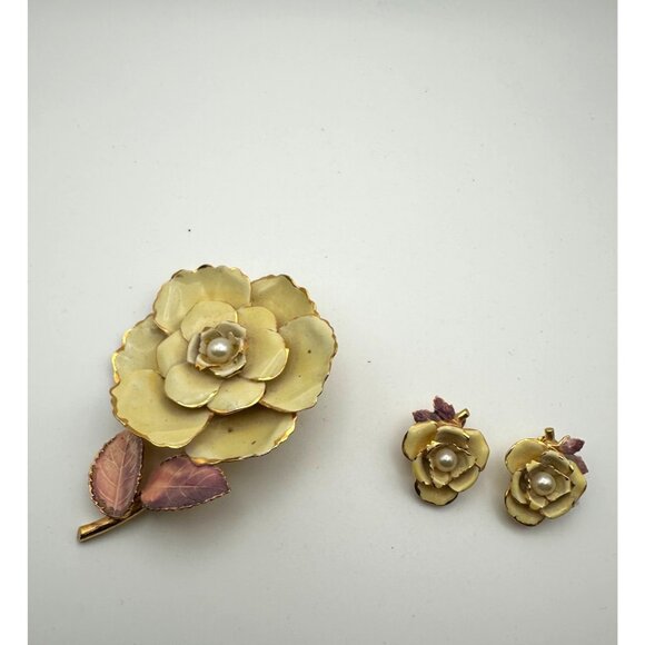 Vintage Yellow Flower Enamel Brooch Gold Tone Pin & Clip On Earrings Set - Picture 1 of 10